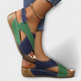 Ortopedické rozdává turistům sandály