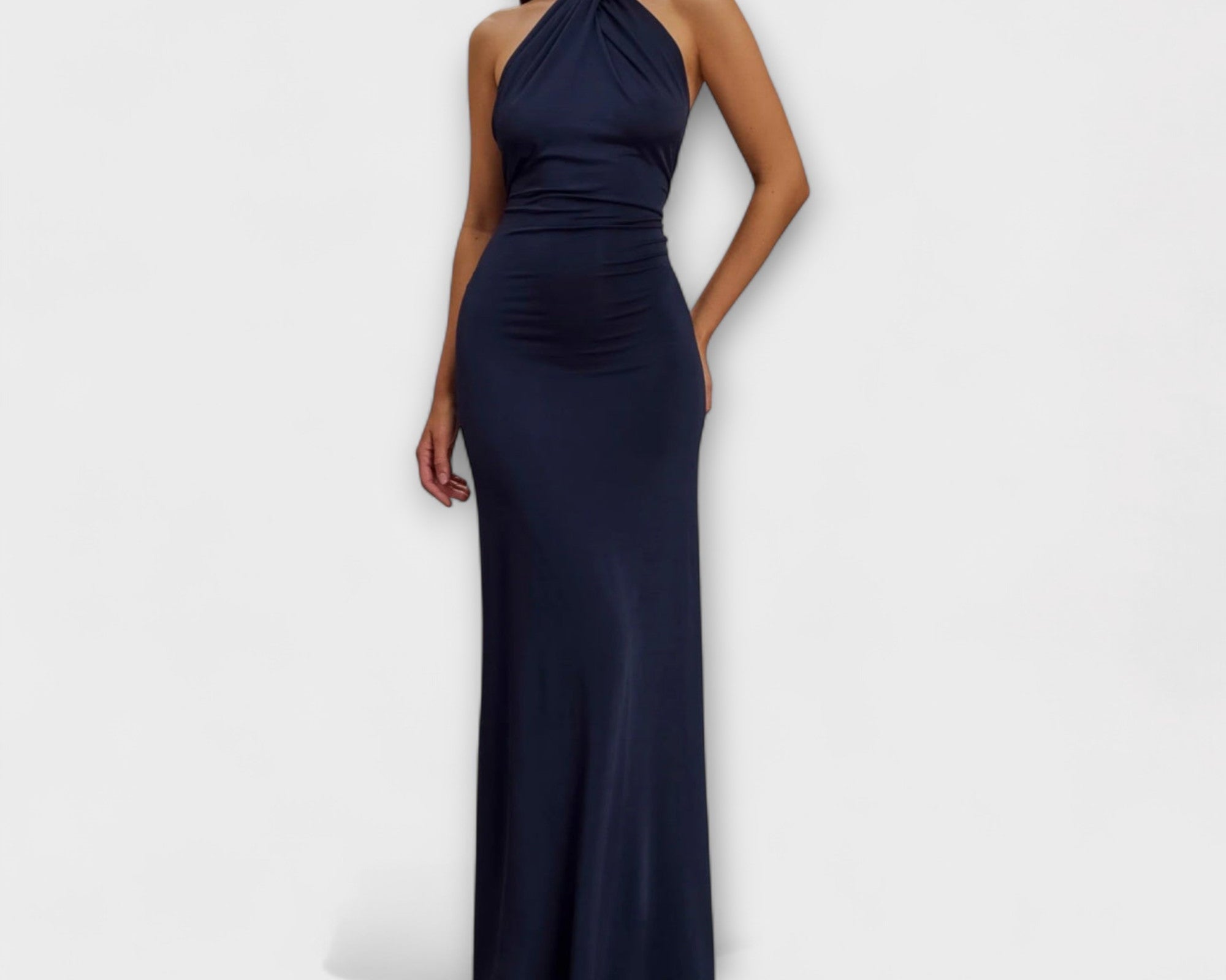 Dlouhé šaty s uvázáním za krk a saténovým vzhledem