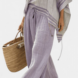 Bambusový top s pruhy, s odhalenými rameny a širokými kalhotami pro elegantní a svěží styl