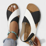 Ortopedické rozdává turistům sandály