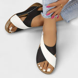 Ortopedické rozdává turistům sandály