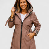 Nathalie - Trenčkot s kapucí a paskem 