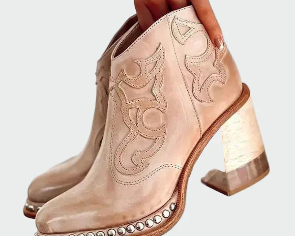 Vyšívané kožené boty