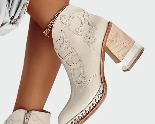 Vyšívané kožené boty