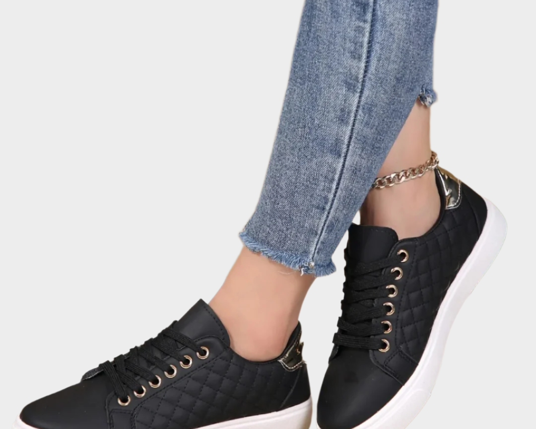 Moderní sportovní boty s detaily a prošívanou texturou