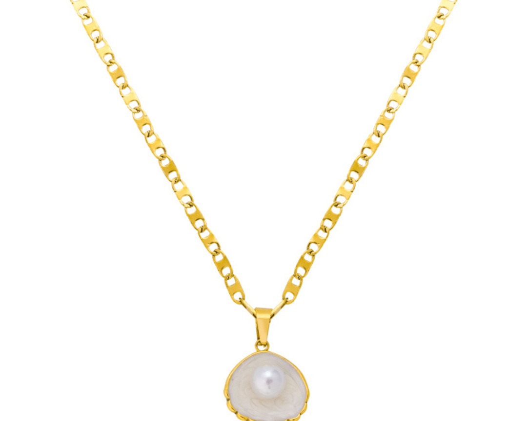 Náhrdelník s designem mušle 