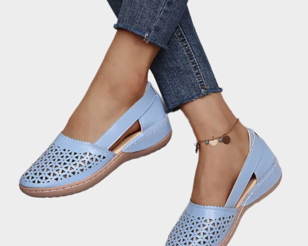 Anatomické kožené baleríny s výřezy a paskem