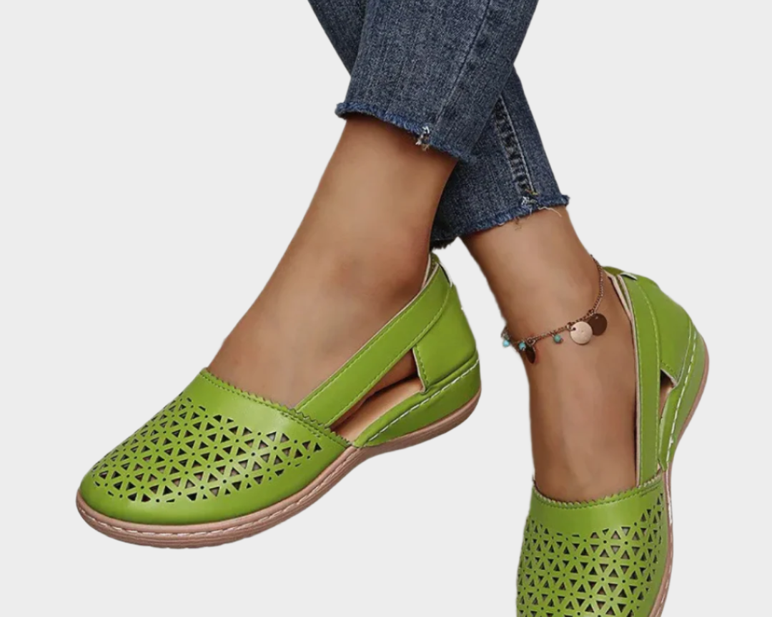 Anatomické kožené baleríny s výřezy a paskem