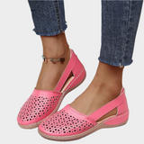 Anatomické kožené baleríny s výřezy a paskem