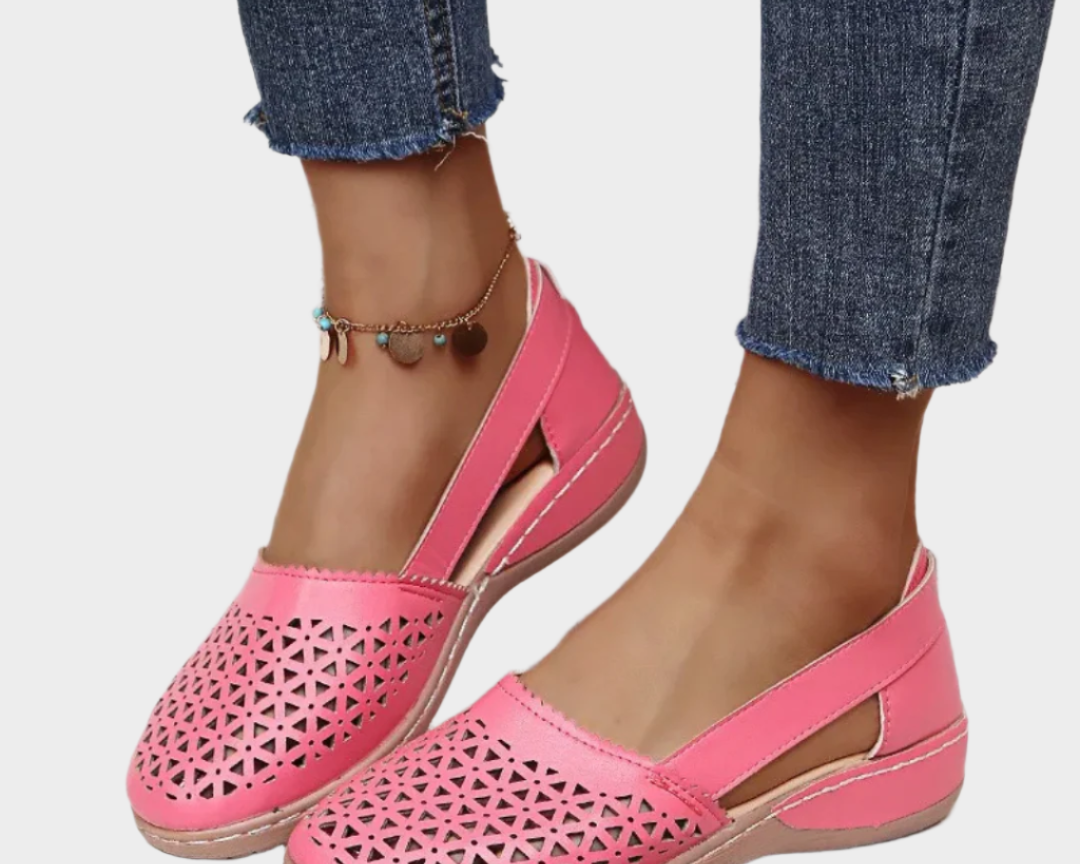 Anatomické kožené baleríny s výřezy a paskem