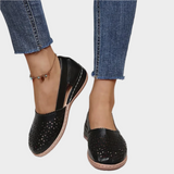 Anatomické kožené baleríny s výřezy a paskem