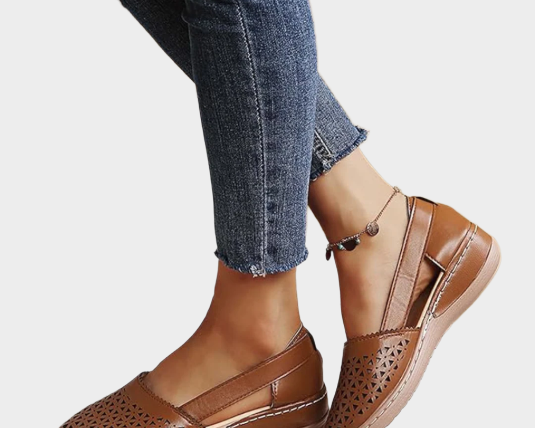 Anatomické kožené baleríny s výřezy a paskem