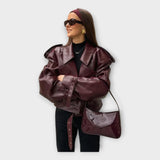 Kožená Bunda s Páskem a Moderním Detaily 