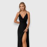 Dlouhá saténová šaty s rozparkem a tenkými ramínky